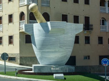 Macael, İspanya 'da bir kavşakta dev mermer harç heykeli, Gelenek ve Sanayi Sembolü