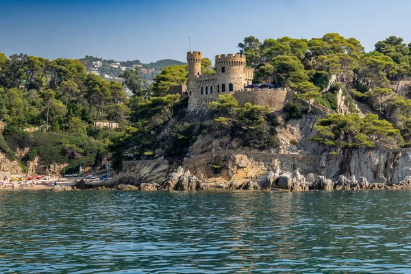 İspanya 'nın Costa Brava şehrinde popüler bir turizm merkezi olan Iloret de mar' daki Akdeniz manzaralı Castell de Plaja