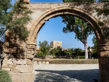 İspanya 'nın Almera kentindeki ağaçlar ve bahçelerle çevrili Alcazaba kalesine giden tarihi taş kemer yolu.