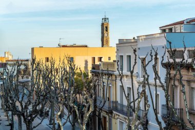 Badalona, İspanya-11 Mart 2023 Antik Santa Maria Kilisesi Badalona 'nın Eski Mahallesi' nde gururla duruyor. Etkileyici mimarisi bulutlarla kaplı bir gökyüzüne karşı..