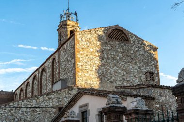 Badalona, İspanya-11 Mart 2023. İspanya 'nın Badalona şehrinin geçmişi eski Santa Maria Kilisesi' nde yaşıyor. Büyük mimarisi ve dış görünüşü onu popüler bir seyahat merkezi yapıyor..