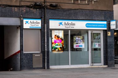Barselona, İspanya-2 Nisan 2023. SegurCaixa Adeslas, Mutua Madrilea Grubu 'nun bir parçası olan ve CaixaBank' ın sahibi olduğu İspanya 'nın önde gelen sağlık sigortası şirketidir. Giriş cephesinde logo..
