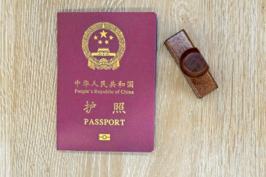 Tahta masadaki Çin pasaportu, yaklaşan bir geziyi ve cumhuriyetin kimlik kartını simgeliyor..