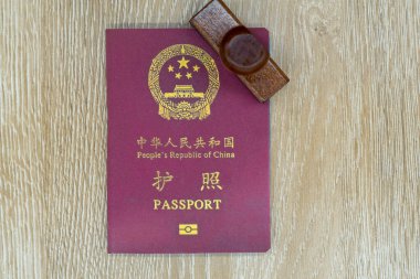 Tahta masadaki Çin pasaportu, yaklaşan bir geziyi ve cumhuriyetin kimlik kartını simgeliyor..