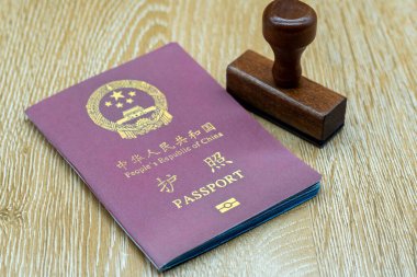 Tahta masadaki Çin pasaportu, yaklaşan bir geziyi ve cumhuriyetin kimlik kartını simgeliyor..