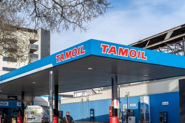 Barselona, İspanya - 2 Nisan 2023. Tamoil, Libya 'da tarlaları olan Hollanda merkezli bir petrol şirketi olan Oilinvest Group' un altında yer aldığı marka adı..