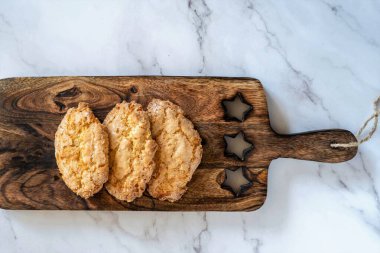 Perrunillas, birkaç İspanyol kasabasının tipik bir tür geleneksel tatlı pastasıdır. Ana malzemeler, domuz yağı, yumurta, un, şeker, yağ, tarçın, limon, badem ve brendi..