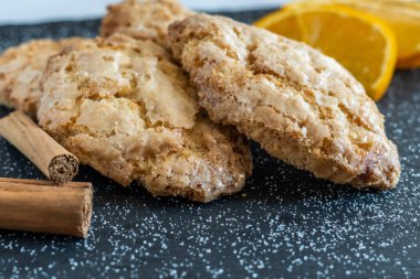 Perrunillas, tipik İspanyol Noel tatlıları. Un, badem ve domuz yağından yapılır.