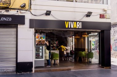Badalona, İspanya-2 Mayıs 2023. Vivari 'nin ön kapısında logo, İspanyol kafeler ve fırınlar zinciri.