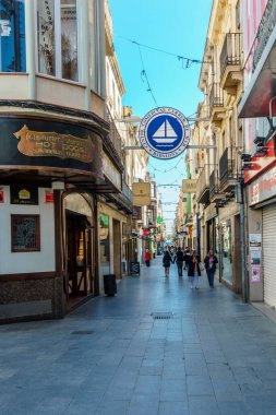 Badalona, İspanya-2 Mayıs 2023. İspanya, Badalona 'dan Calle del mar. Şehir merkezindeki ticaret bölgesi.
