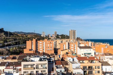 Barceloan, İspanya-7 Nisan 2023. Katalonya 'nın Barcelona iline bağlı Montgat belediyesi ve kasabasının panoramik manzarası. El Maresme yoldaşına ait..