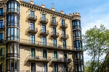 İspanya 'nın Barselona kentindeki modernist yerleşim bölgesinin düşük açılı görüntüsü. Gökyüzüne doğru uzanan pencereli binalar canlı bir mahalle simgesi oluşturuyor..