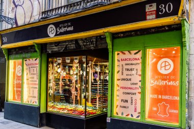 Barselona, İspanya-24 Nisan 2023. Güzel Balerinler, Pedro Mascar tarafından Mallorca, İspanya 'da yaratılan ayakkabılar. Giriş cephesinde logo..