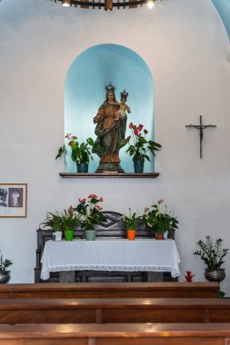 Capella de la Mare de Du del Socors 'un ön görüntüsü, İspanya' nın Tossa de Mar şehrinde çan kulesi olan tarihi bir beyazlatılmış şapel..