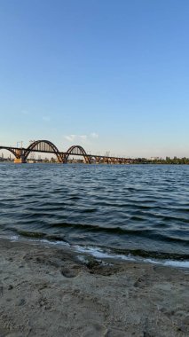 Şehrin nehir kıyısında köprü manzaralı.