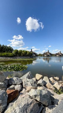 Suda küçük bir ev, çok güzel bir yerde.