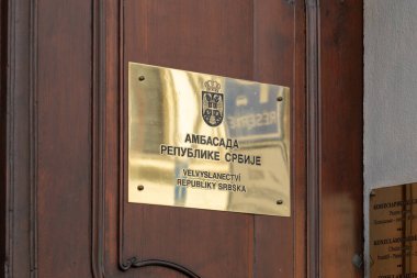 PRAG, CZECHIA - 29. Mayıs 2025: Sırp Cumhuriyeti 'nin Çek Cumhuriyeti Büyükelçiliği imzalı. Binanın girişinde altın tabela var. Bosna-Hersek 'in siyasi bölünmesi.
