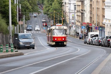 PRAG, CZECHIA - 30. Mayıs 2025: Slivenec 'e giden 4. hat olarak Tram Tatra T3 numarası 8546. Krimska sokak manzarasını kente ulaşan hafif raylı toplu taşıma aracıyla durdurun.
