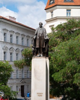 PRAG, CZECHIA - 30. Mayıs 2025: Praha Merkez İstasyonu 'nun yanındaki Michal Blazek' in yeni Woodrow Wilson Anıtı. Birleşik Devletler 'in 28. başkanının bronz heykeli..