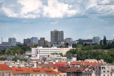 PRAG, CZECHIA - 30. Mayıs 2025: Praha 10 bölgesindeki konut binaları. Şehirde balkonlu yüksek katlı evler. Doğu Avrupa 'da prefabrik yapı mimarisi.