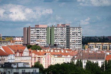 PRAG, CZECHIA - 30. Mayıs 2025: Praha 10 bölgesindeki konut blokları. Şehirde balkonlu konutlar. Doğu Avrupa 'da prefabrik mimari.