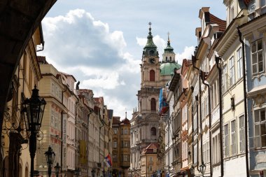 PRAG, CZECHIA - 29. Mayıs 2025: Mostecka caddesinden küçük kasaba binaları. Praha 'nın merkezindeki güzel eski mimari. Seyahat yeri ve ünlü turistik mekan.