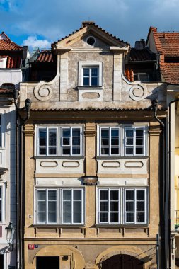 PRAG, CZECHIA - 30. Mayıs 2025: Praha 1 'in Hradcany ilçesindeki Pohorelec caddesindeki eski bina. Tarihi bir konutun dış cephesinde yıpranmış. Çek Cumhuriyeti 'nde Mimarlık.