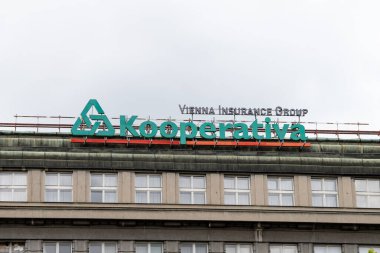 PRAG, CZECHIA - 30. Mayıs 2025: Viyana Sigorta Grubu 'nun bir binadaki Kooperativa logosu. Çek Cumhuriyeti 'ndeki işyeri ve işverenin imzası ve logosu.