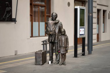 PRAG, CZECHIA - 30. Mayıs 2025: Sir Nicholas Winton 'ın heykeli Prag' ın ana istasyonunda platform 1 'de. Sanat eseri Flor Kent 'in bronz heykeli. Anma töreni bir cazibe merkezi..