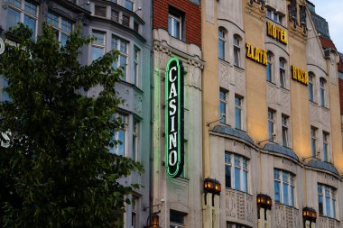 PRAG, CZECHIA - 29. Mayıs 2025: Şehrin iç kesimlerinde kumarhane büyükelçisi işareti yakıldı. Bina duvarındaki reklam tabelasına yakın çekim. Praha 'da kumar endüstrisi.