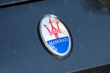 PRAG, CZECHIA - 29. Mayıs 2025: İtalyan lüks araba üreticisinin Maserati logosu. Mavi bir aracın önündeki amblemin yakın çekimi..