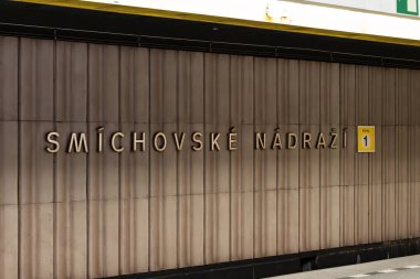 Çekoslovakya Prag 'daki Smichovske nadrazi metro istasyonu adı. Binanın duvarındaki yeraltı platformunda konum işareti. B hattı (sarı) buraya gelip gidiyor..