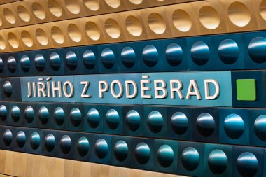 Prag, Çek Cumhuriyeti 'ndeki Jiriho z Podebrad metro istasyonunun adı. Binanın duvarındaki yeraltı platformunda konum işareti. A hattı (yeşil) buraya ulaşıyor ve ayrılıyor..