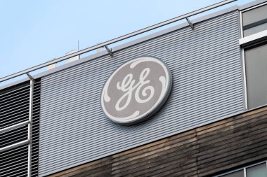 PRAG, CZECHIA - 29. Mayıs 2025: GE (General Electric) bir binanın ön cephesinde logo işareti. Avrupa 'daki ofisin dışındaki şirket tabelasına yakın çekim. Endüstriyel şirket büyük bir işveren..