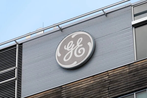 PRAG, CZECHIA - 29. Mayıs 2025: GE (General Electric) bir binanın ön cephesinde logo işareti. Avrupa 'daki ofisin dışındaki şirket tabelasına yakın çekim. Endüstriyel şirket büyük bir işveren..