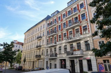 BERLİN, ALMANY - 6. Ağustos 2025: Mainzer Caddesi 18 numaradaki ev. Friedrichshain 'deki güzel eski binanın dışı. Yeni cephe ve balkonlar.