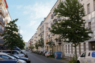 BERLİN, ALMANY - 6. Ağustos 2025: Berlin Friedrichshain 'de Mainzer Caddesi manzaralı. 1990 'daki gecekondu mahallesi ile ünlüdür. Binaların ön cephelerini yeniledim..