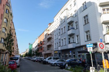 BERLİN, ALMANY - 6. Ağustos 2025: Berlin Friedrichshain 'de Mainzer Caddesi manzaralı. 1990 'daki gecekondu mahallesi ile ünlüdür. Binaların ön cephelerini yeniledim..