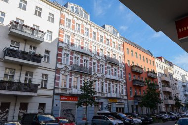 BERLİN, ALMANY - 6. Ağustos 2025: Mainzer Caddesi 3 numaralı konut. 1990 'da işgalciler tarafından işgal edilen Friedrichshain bölgesindeki güzel eski binanın dışında..