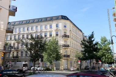BERLİN, ALMANY - 6. Ağustos 2025, Scharnweberstr 33 numaralı konut. Friedrichshain bölgesindeki güzel eski binanın dışında. Yeni cephe ve balkonlar.