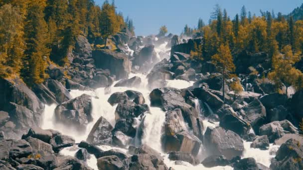 Wasserfall uchar im altaischen Gebirge — Stockvideo