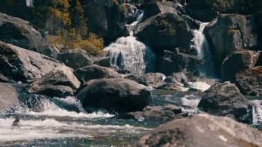 Şelale uchar altay Dağları'nda