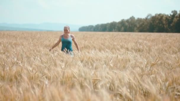 Belleza chica corriendo en trigo campo — Vídeos de Stock