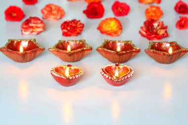 Diwali dekorasyon ile renkli lambalar ve çiçekler