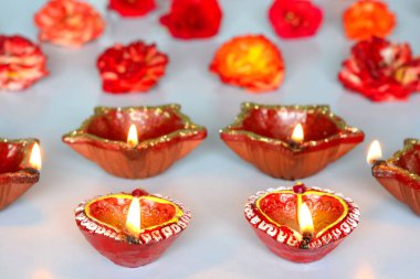 Diwali dekorasyon ile renkli lambalar ve çiçekler