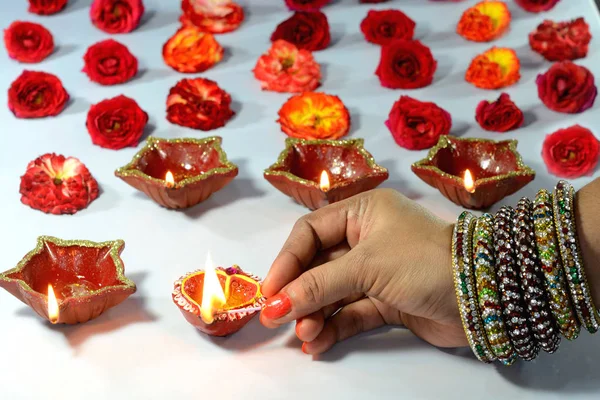 Mulheres Iluminação Lâmpadas Coloridas Para Festival Diwali — Fotografia de Stock