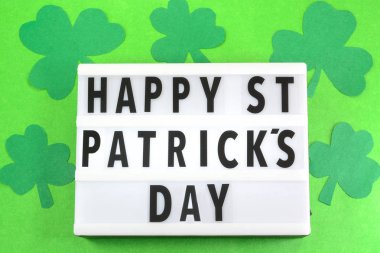 Lightbox Üzerinde Happy St Patricks Günü metin