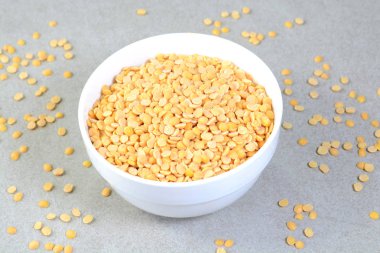 Toor dal olarak da bilinen güvercin bezelyesinin yakından görünümü