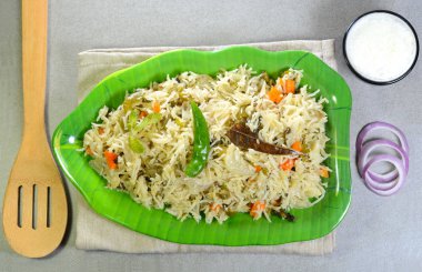 Sebze Biriyani raita ile servis