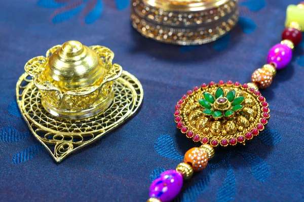Świętujemy Indyjski Festiwal Raksha Bandhan Kolorowe Rakhi Kamieniami Jedwabnym Tle — Zdjęcie stockowe